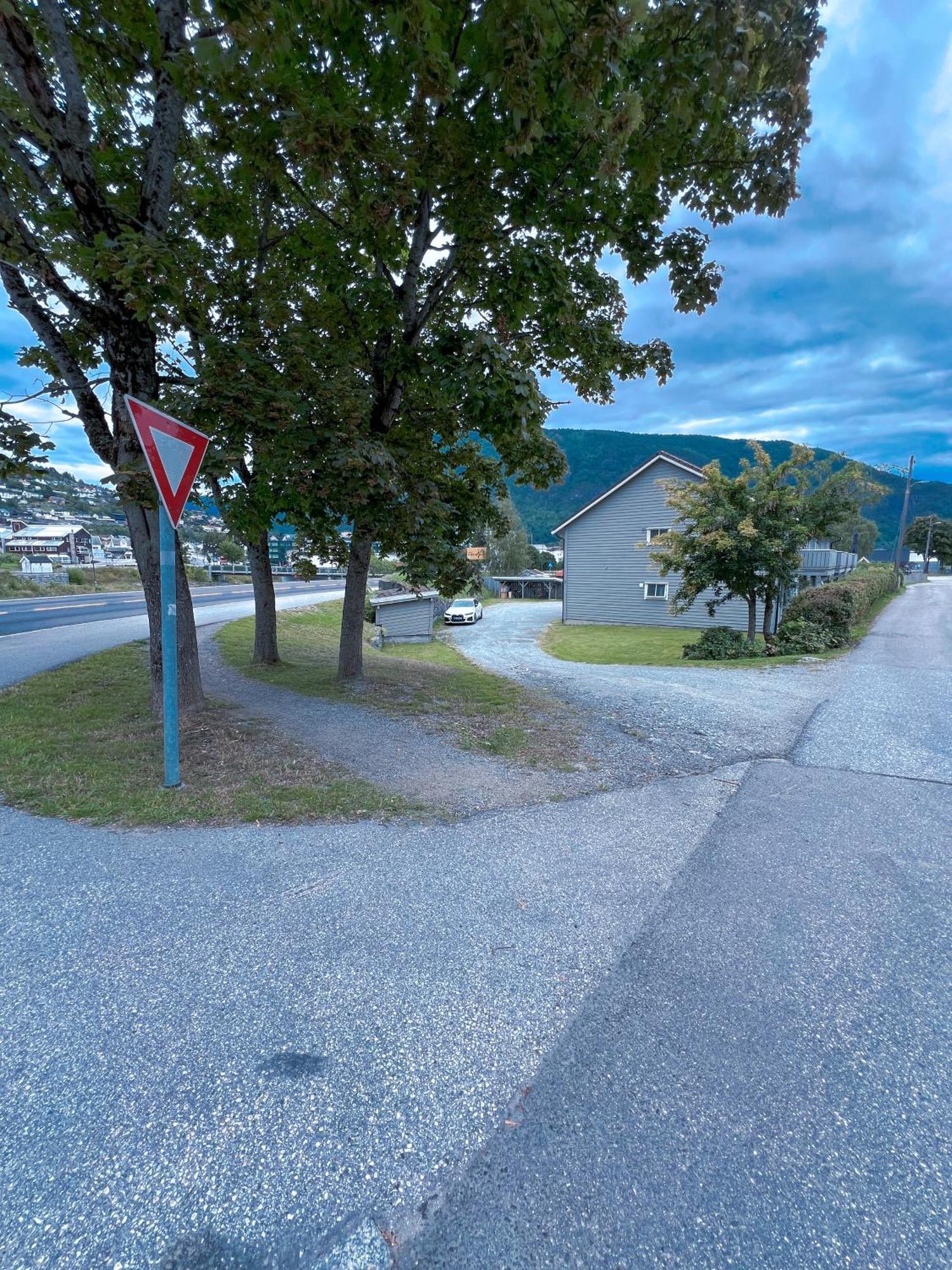 Privat Rom I Leilighet Hotel Sogndal Ngoại thất bức ảnh